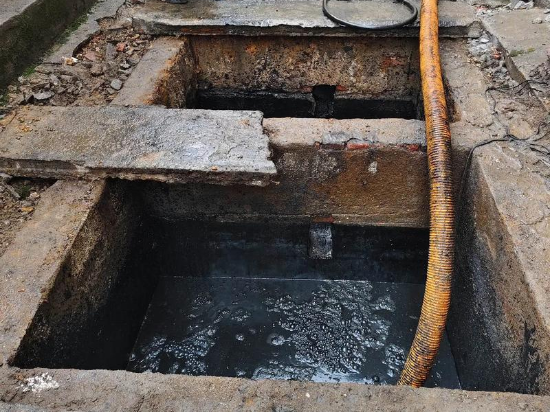 街道清理化粪池